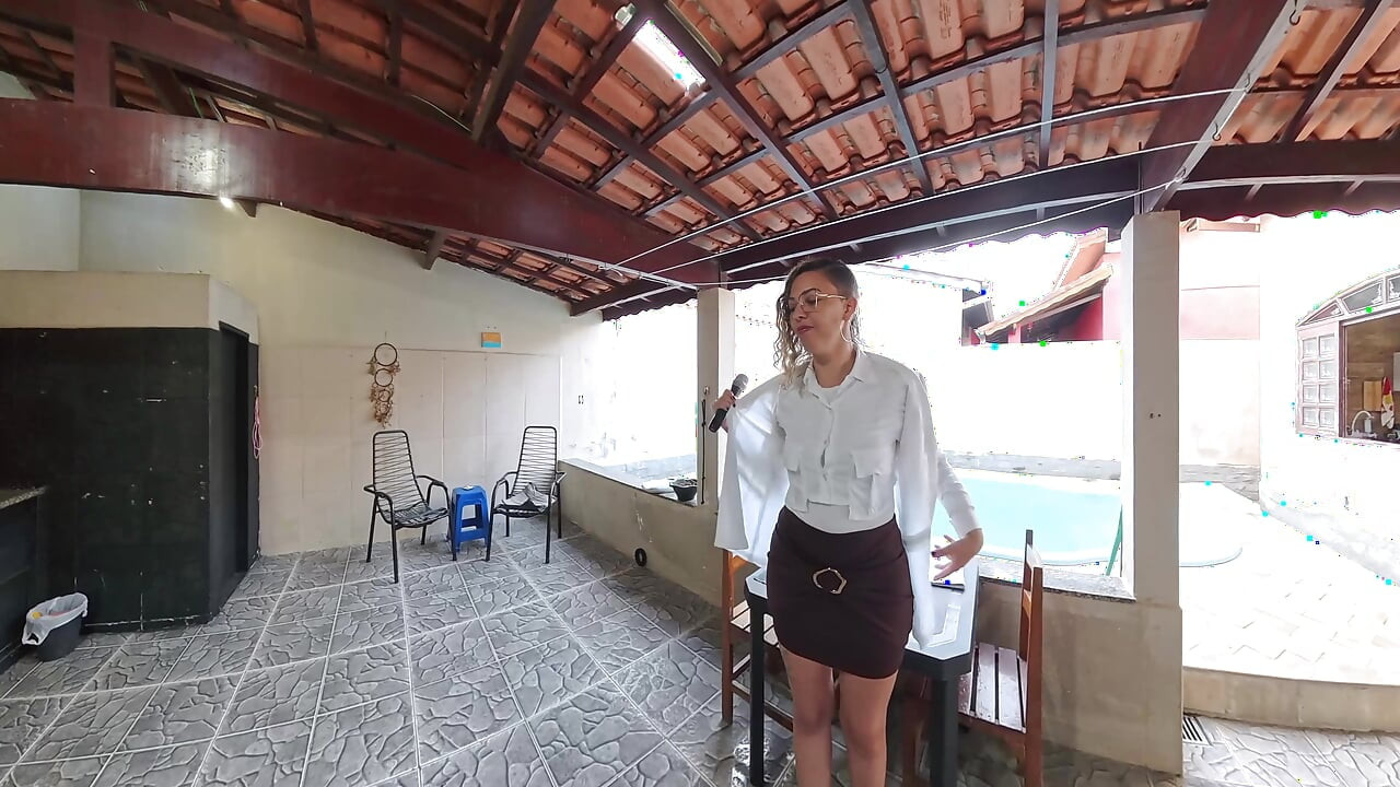 Reporter strips naked after being caught breaking into a house.