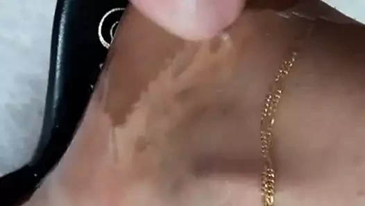 Naylon çorap ve yüksek topuklu ayaklar işemek içinde sırılsıklam