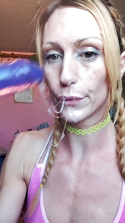Vanessa Hastings dağınık tükürük yüze dildo gırtlağına kadar alıyor