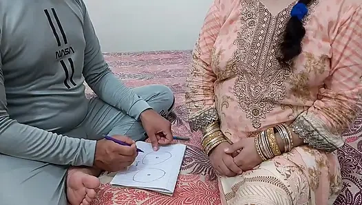 Ateşli Hintli üvey anne üvey oğlunun çizim çizmelerine yardımcı oluyor