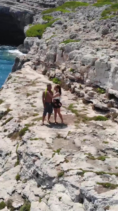 Dövmeli esmer hatun yaz seksinin tadını çıkarıyor