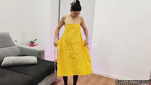 Çarpıcı esmer seksi önlük fetişi bant esareti