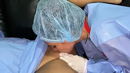 Randevuma giderken doktorumla sikişiyorum o benim amımı yalıyor