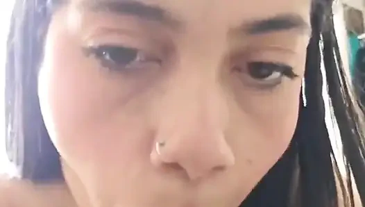 Lezzetli bir salatalıkla oynamak