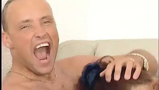 Linda garota chupando e fodendo