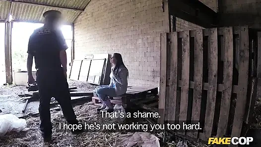 Fake cop - mürekkepli çiftlik kızı biraz büyük yarağa ihtiyaç duyuyor