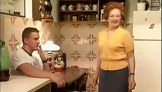 Nine kıllı amcık mutfakta sikişiyor