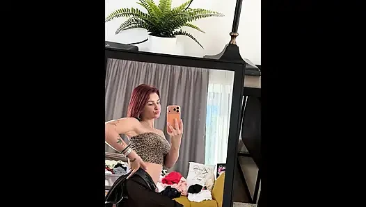 İnanılmaz derecede seksi bir vücuda sahip sevimli doğal bir güzellik olan gerçek bir üniversiteli kızı sikişmeye çalış