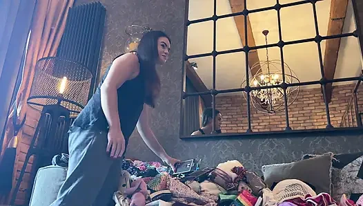 İnanılmaz derecede güzel Avrupalı esmer hatun seksi iç çamaşırlı kısa etekler ve en küçük tangalar için deneme yapıyor