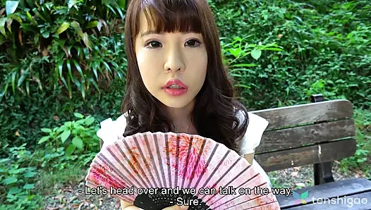 Aya kedi kafelerine gitmeyi seven yalnız bir dükkan kızı