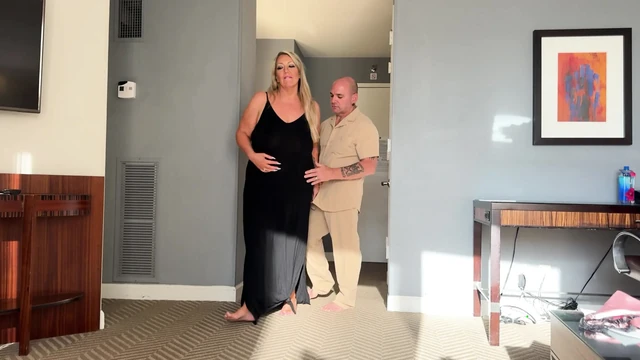 Зрелая милфа трахается с ее выпускным свиданием на воссоединении