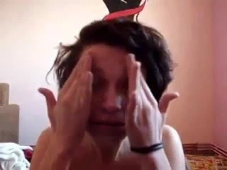 amatör alır çıplak ve koyar üzerinde makyaj