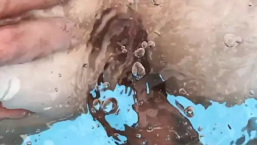 petite baise dans la piscine