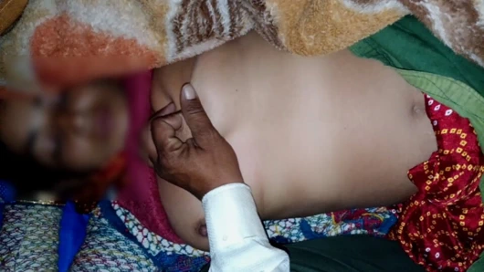 Yeni yıl gecesinde üvey kız kardeşimin büyük göğüsleriyle üvey kız kardeşimin battaniyesine bastırılmış tam bir romantizm yaşadık'