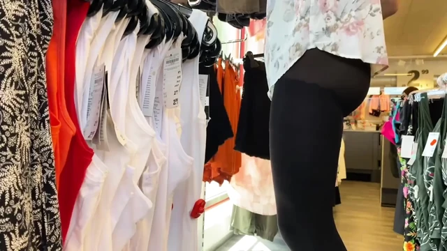 Alışveriş yaparken transparan tayt ile