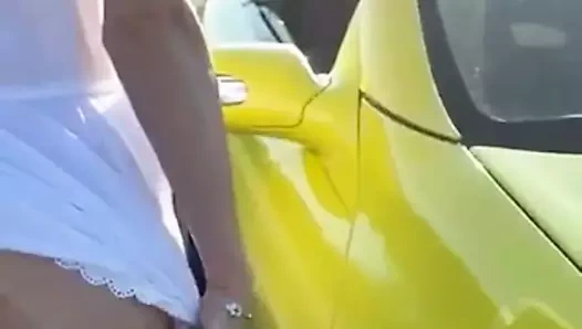 En carretera con su juguete