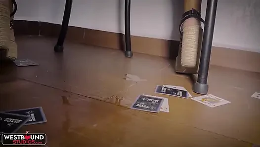 Samanta ve Zeus poker masasında seks sahnesi
