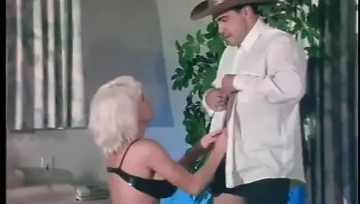 Kovboy sarışın sürtüğün göğüslerini dondurma yalıyor ve sonra onu yalıyor