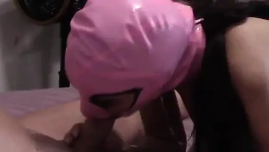 MILF bir penis emiyor ve ağzına boşalma yapıyor