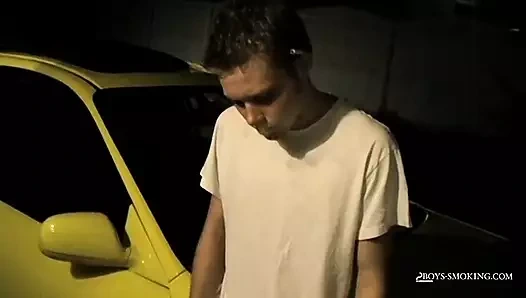 Eşcinsel genç kız sigara içerken zonklayan yarağını okşuyor