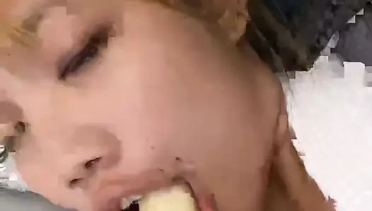 Emma Thai canlı web kamerası gösterisinde muzla oynuyor ve seksi bir şekilde azdırıyor