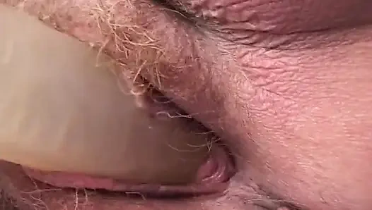 Yaşlı İtalyan kadın genç bir yarağı hayal eden bir dildoyla oynuyor