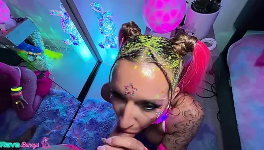 Kyla J, Richard Glaze'nin dilini neon parti töreninde derine alıyor!