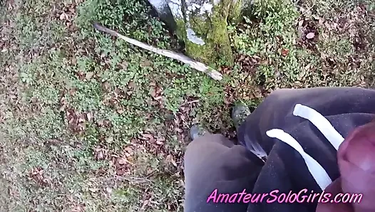 Olgun adam ormanda kızın mastürbasyon yaparken onları izliyor