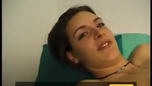 Parmakları amcığını ıslattı