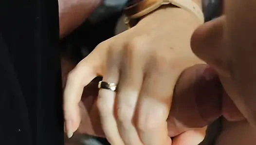 Büyük göğüslerime boşalıyor