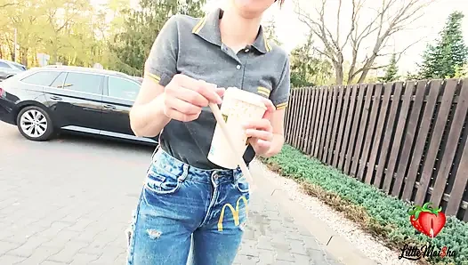 Bir McDonald's çalışanı Sprite'i üzerime döktü. Ceza olarak, bana sakso çekmesi ve arabada yutması gerekiyordu.