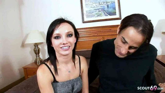 Küçücük kolej kız Jenny seçilmiş yukarı için gerçek amatör döküm sikme