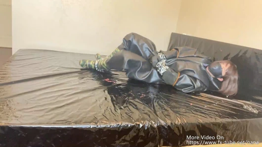 Nana - ağır kauçuk ve pvc bodysuit zincir esareti