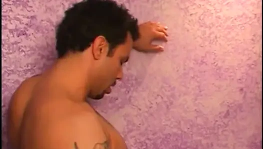 Belleza morena obtiene su apretado coño mojado lamido anuncio follada
