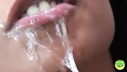 İlahi bir zenci hatun kovboy kız positon'da dev bir adama biniyor