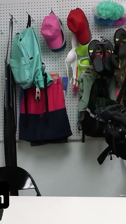 Shoplyfter - şüpheli hırsız Gianna Dior sapık memura itaat ediyor ve arka odada yarağını emiyor | Klip 1