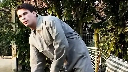 Yaramaz Ufacık Kız pencereden bahçıvana döner