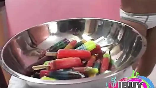 iki babes buzlu şeker yalama ile doğal göğüsleri photoshoot