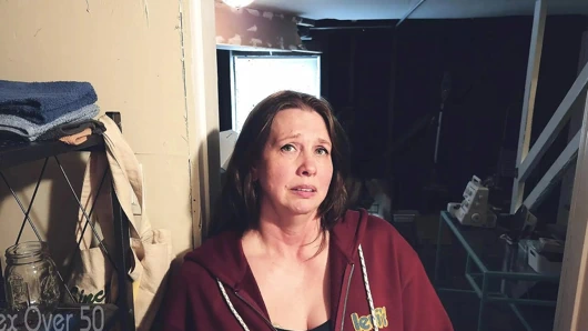 Yalnız orta yaşlı seksi kadın bodrum dairesini kiralayan genç bir adamı baştan çıkarıyor. "Ev sahibi" bölüm 3