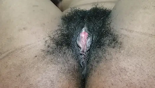 Yalnız kıllı orta yaşlı seksi kadın amını olgun özgüvenle, doğal amı ve samimi kendini seven enerjiyle gösteriyor