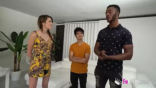 Döküm! macarena iki erkeği ilk üçlülerinde test ediyor