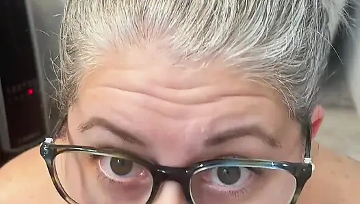 Beni boşaltana kadar büyük yarağını sikiyorum ve emiyor