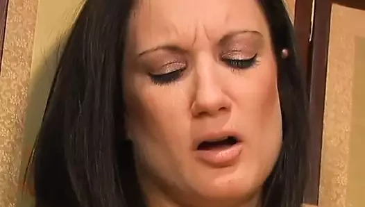 Bi adamlar ve kız her ikisi de emmek üzerinde aynı horoz