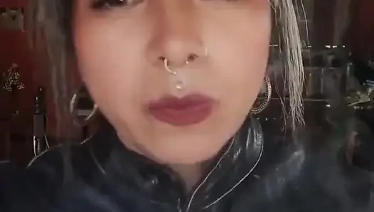 Yavaşça nefes alın, deri içinde sigara içme talimatları.