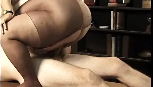 Boyalı saçlı ve dövmeli şişman fahişe kovboy kız tarzında yarağa binmeyi seviyor