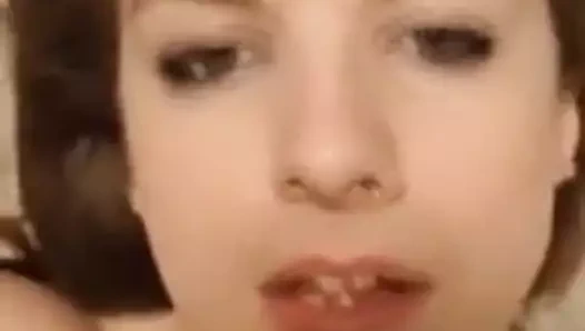 sevimli esmer yüz sahiptir