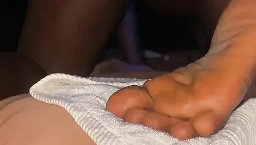 Yalnız Afrikalı zenci genç kız yağlanmış büyük masajı ve twirk seksi dans