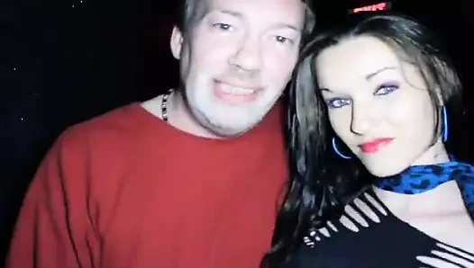 Solgun çilli amcık güneyli sürtük grup sekste emiyor ve sikişiyor. Sperm ateşli vücudunun her yerine püskürtülür