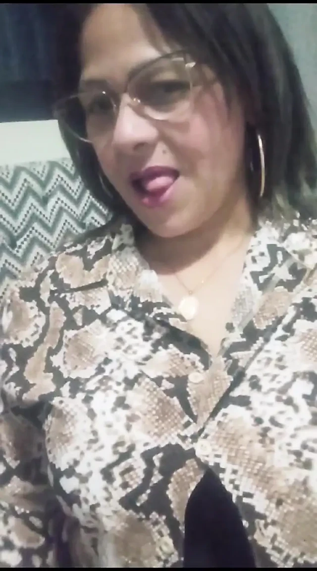 Мамочка обожает мастурбировать в одиночестве