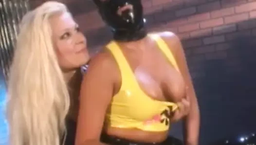 Alt bebek ile bir mask oral olarak zevkler ona dominas kedi